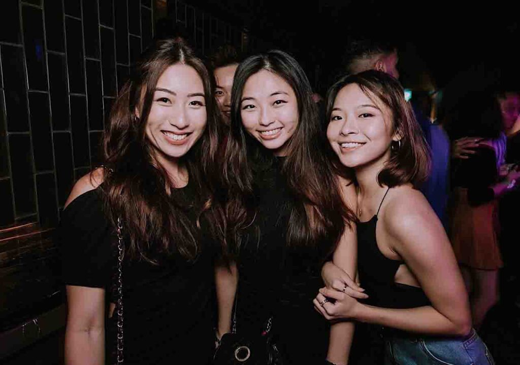 friday night pub crawl bangkok